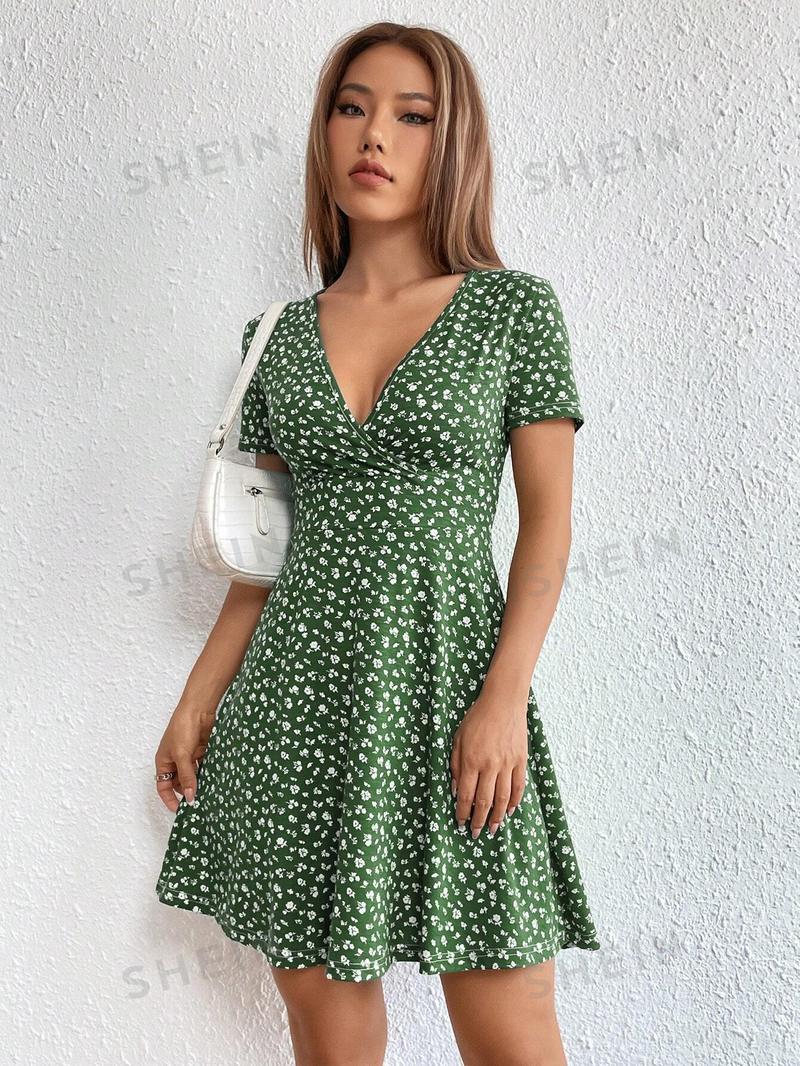 SHEIN EZwear Женское платье с глубоким v-образным вырезом и короткими рукавами с принтом, зеленый SHEIN EZwear Женское платье с глубоким v-образным вырезом и короткими рукавами с принтом, зеленый
