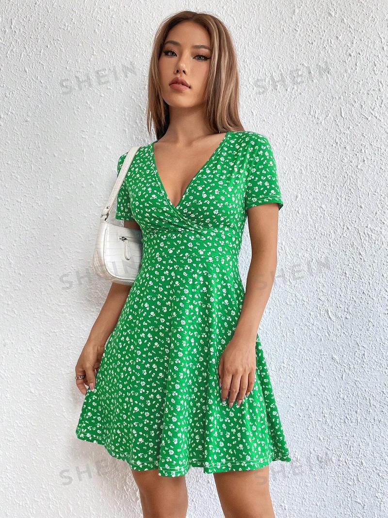 SHEIN EZwear Женское платье с глубоким v-образным вырезом и короткими рукавами с принтом, зеленый SHEIN EZwear Женское платье с глубоким v-образным вырезом и короткими рукавами с принтом, зеленый