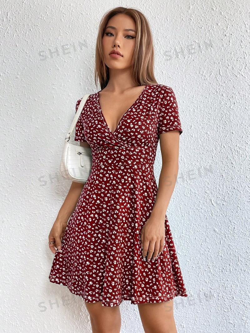 SHEIN EZwear Женское платье с глубоким v-образным вырезом и короткими рукавами с принтом, красный SHEIN EZwear Женское платье с глубоким v-образным вырезом и короткими рукавами с принтом, красный