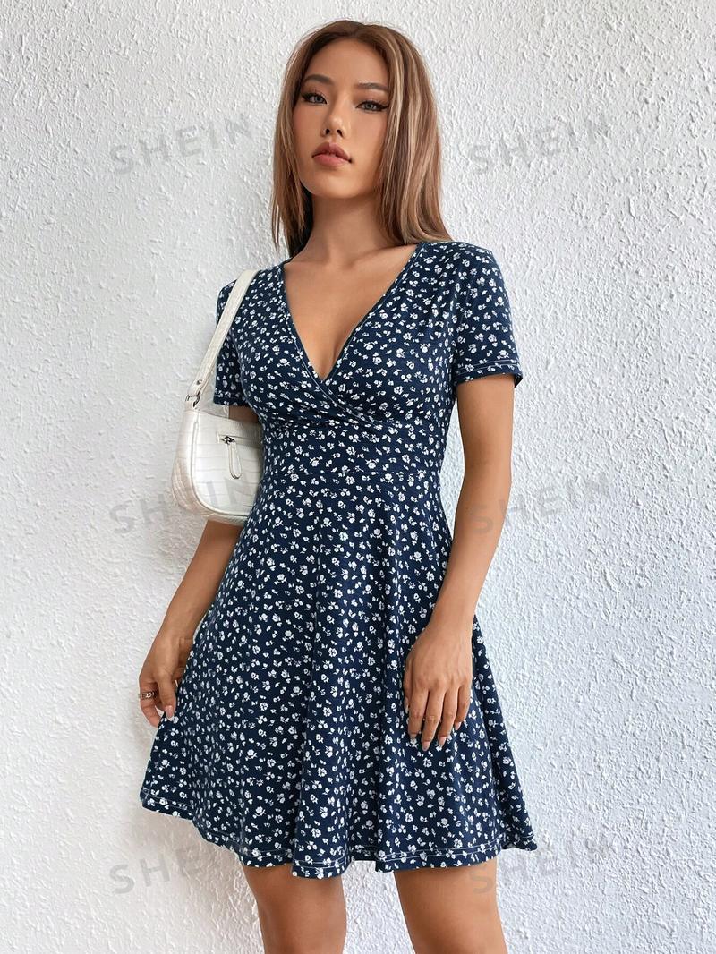 SHEIN EZwear Женское платье с глубоким v-образным вырезом и короткими рукавами с принтом, синий SHEIN EZwear Женское платье с глубоким v-образным вырезом и короткими рукавами с принтом, синий