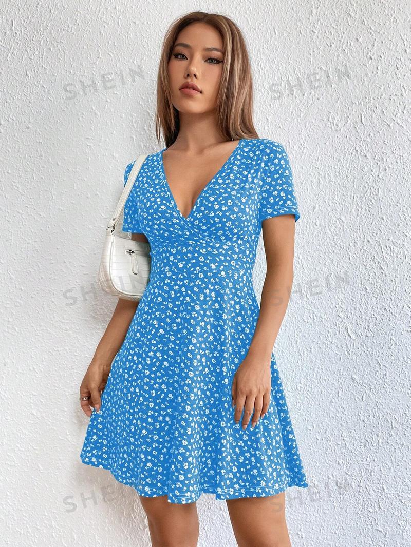 SHEIN EZwear Женское платье с глубоким v-образным вырезом и короткими рукавами с принтом, синий и белый SHEIN EZwear Женское платье с глубоким v-образным вырезом и короткими рукавами с принтом, синий и белый