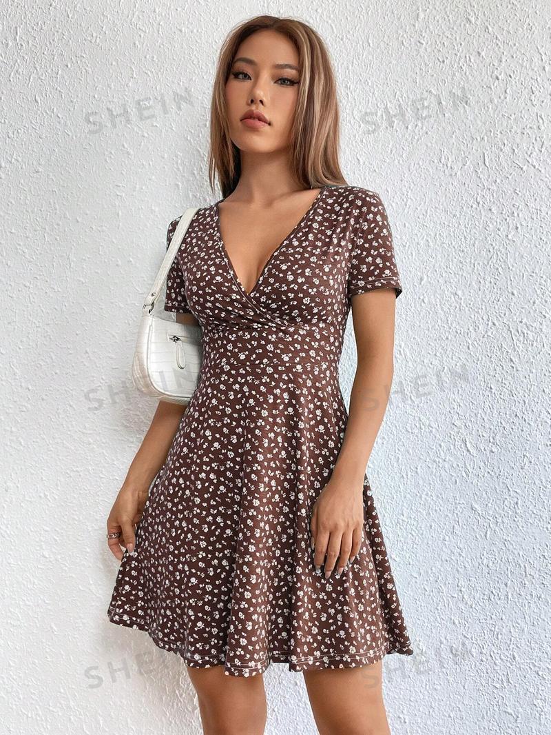SHEIN EZwear Женское платье с глубоким v-образным вырезом и короткими рукавами с принтом, кофейный коричневый SHEIN EZwear Женское платье с глубоким v-образным вырезом и короткими рукавами с принтом, кофейный коричневый