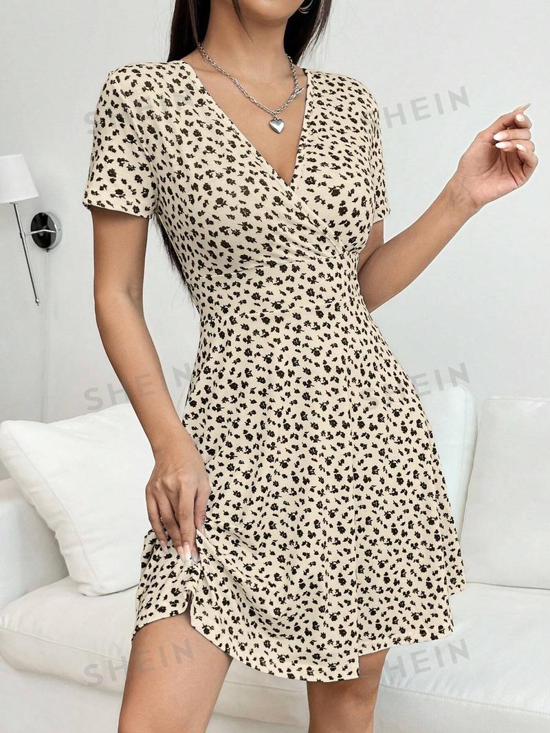 SHEIN EZwear Женское платье с глубоким v-образным вырезом и короткими рукавами с принтом, абрикос SHEIN EZwear Женское платье с глубоким v-образным вырезом и короткими рукавами с принтом, абрикос