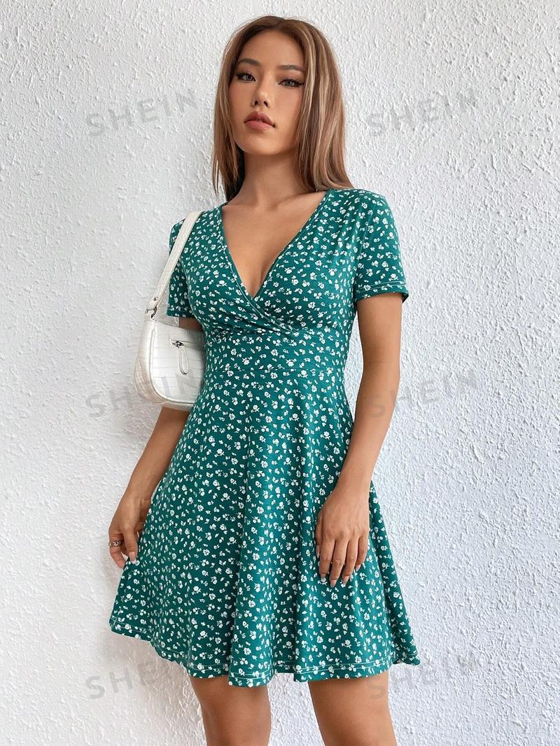 SHEIN EZwear Женское платье с глубоким v-образным вырезом и короткими рукавами с принтом, зеленый SHEIN EZwear Женское платье с глубоким v-образным вырезом и короткими рукавами с принтом, зеленый
